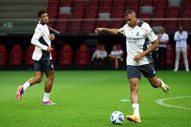 [CBA]鄢手骐抢断反击 威尔斯单臂举火烧天.